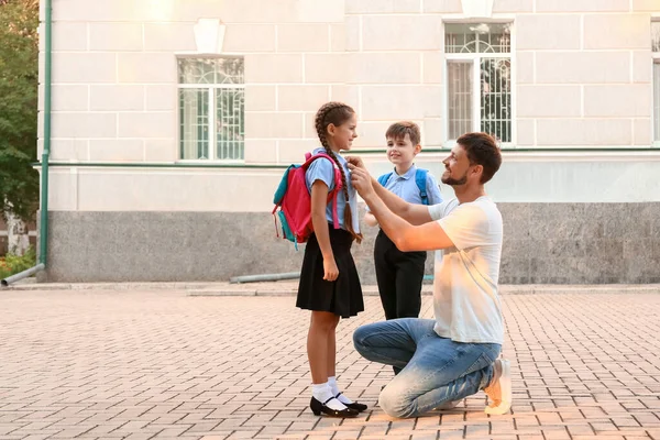 Bonito Crianças Indo Para Escola Com Seu Pai — Fotografia de Stock