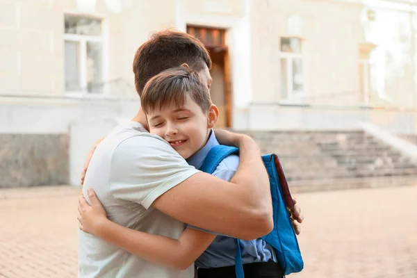 Ojciec Żegna Się Synem Pobliżu Szkoły — Zdjęcie stockowe