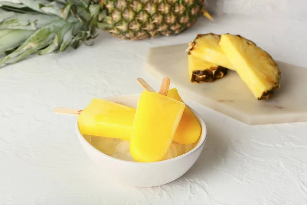 Bowl Tasty Pineapple Popsicles Light Background — Stock Photo, Image