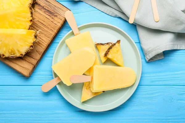 Renkli ahşap arka planda lezzetli ananaslı dondurma tabağı.