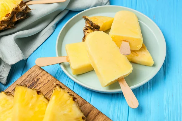 Renkli ahşap arka planda lezzetli ananaslı dondurma tabağı.