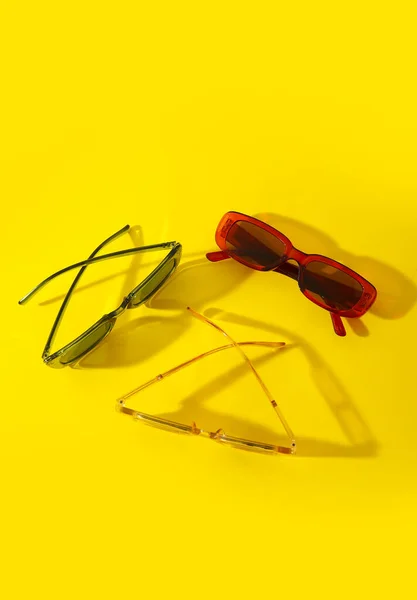 Diferentes Gafas Sol Femeninas Sobre Fondo Color — Foto de Stock