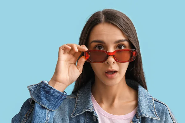 Ung Kvinna Bär Snygga Solglasögon Färg Bakgrund — Stockfoto