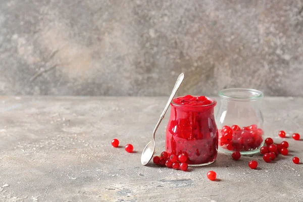 Frascos Mermelada Grosella Roja Bayas Sobre Fondo Grunge — Foto de Stock