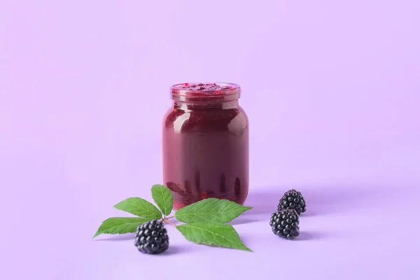 Jar Tasty Blackberry Jam Color Background — Stock Photo, Image