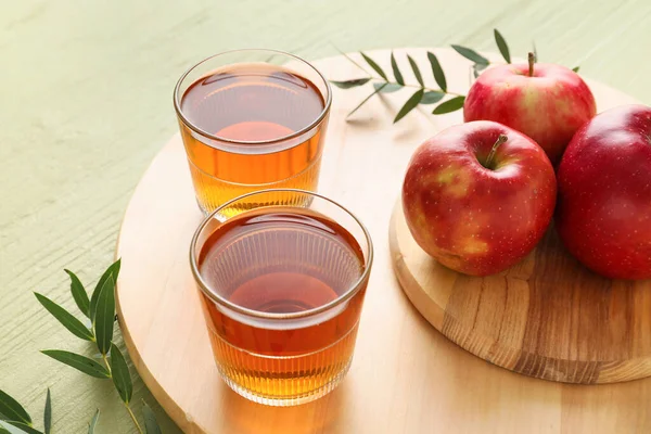 Glasses Tasty Apple Juice Color Wooden Background — Stock Photo, Image