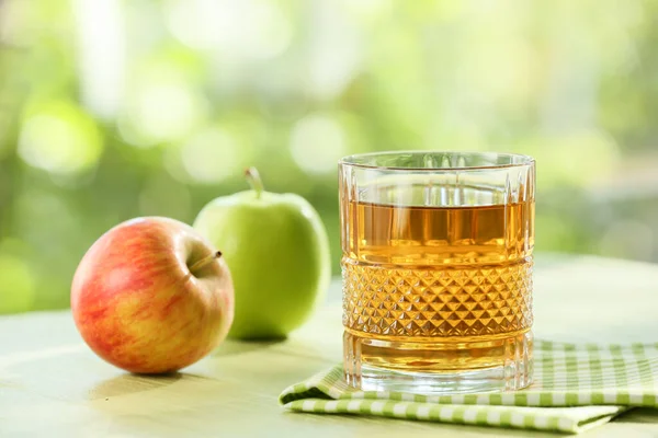 Vaso Del Jugo Sabroso Manzana Mesa Aire Libre Primer Plano — Foto de Stock