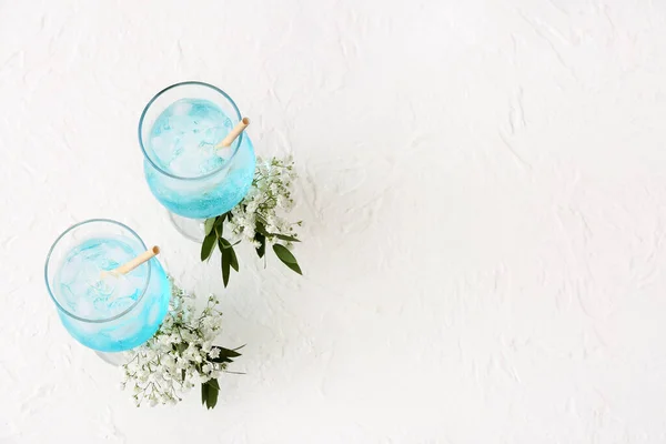 Bril Met Lekkere Cocktail Mooie Gypsophila Bloemen Lichte Ondergrond — Stockfoto