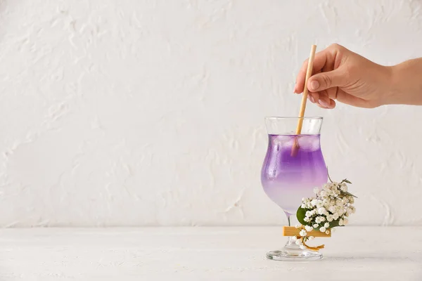 Female Hand Glass Tasty Cocktail Beautiful Gypsophila Flowers Light Background — Stock Photo, Image