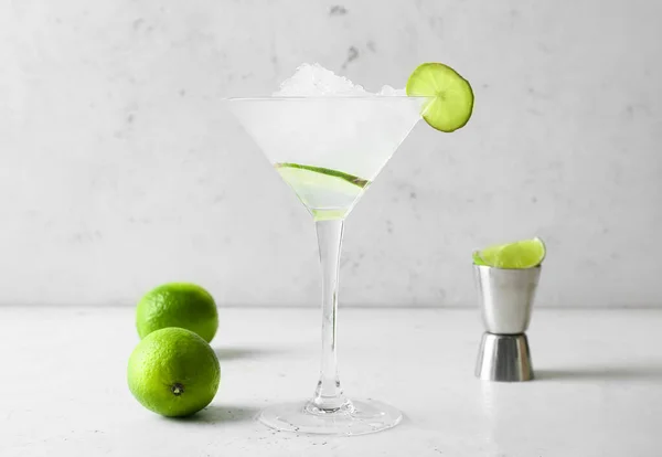 Glass Tasty Margarita Cocktail Limes Light Background — Stock Photo, Image