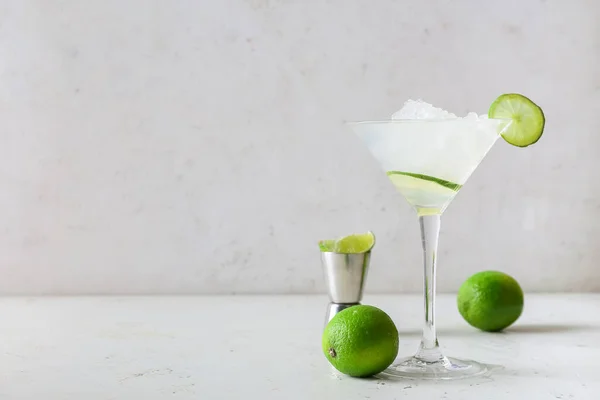 Verre Délicieux Cocktail Margarita Citrons Verts Sur Fond Clair — Photo