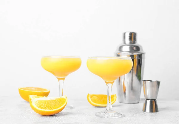 Copas Cóctel Margarita Naranja Coctelera Sobre Fondo Claro — Foto de Stock