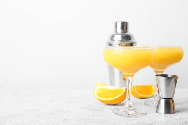 Bril Van Oranje Margarita Cocktail Shaker Lichte Ondergrond — Stockfoto