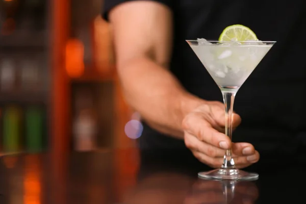 Male Bartender Glass Tasty Margarita Cocktail Bar — Stock Photo, Image