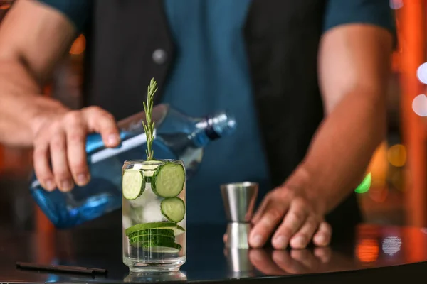 Male Bartender Making Cucumber Gin Tonic Table Bar Closeup — Stock Photo, Image