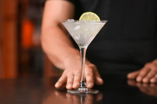 Manlig Bartender Med Glas God Margarita Cocktail Baren — Stockfoto