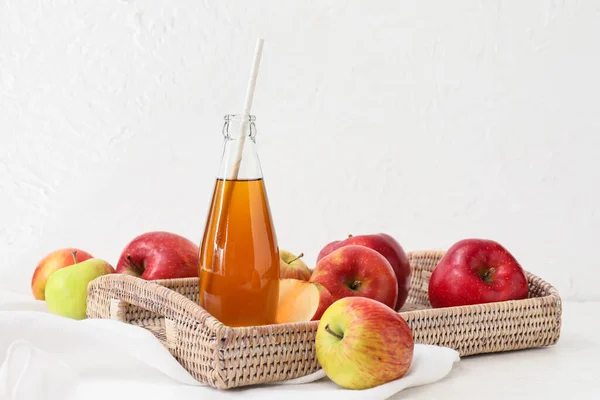 Sebotol Jus Apel Dan Buah Segar Latar Belakang Cahaya — Stok Foto