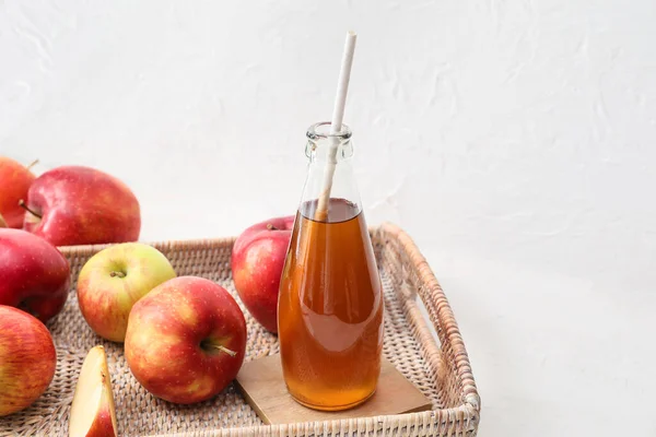 Sebotol Jus Apel Dan Buah Buahan Segar Pada Latar Belakang — Stok Foto
