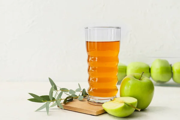 薄い背景にリンゴジュースや新鮮な果物のガラス — ストック写真
