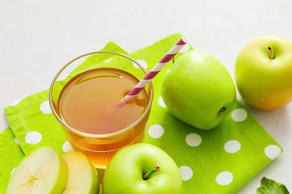 Vaso Zumo Manzana Frutas Frescas Sobre Fondo Claro — Foto de Stock