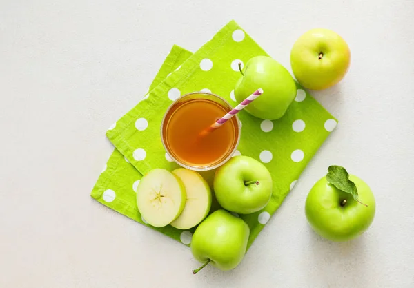 Vaso Zumo Manzana Frutas Frescas Sobre Fondo Claro — Foto de Stock