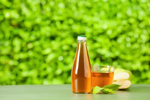 Flasche Und Glas Apfelsaft Auf Tisch Freien — Stockfoto