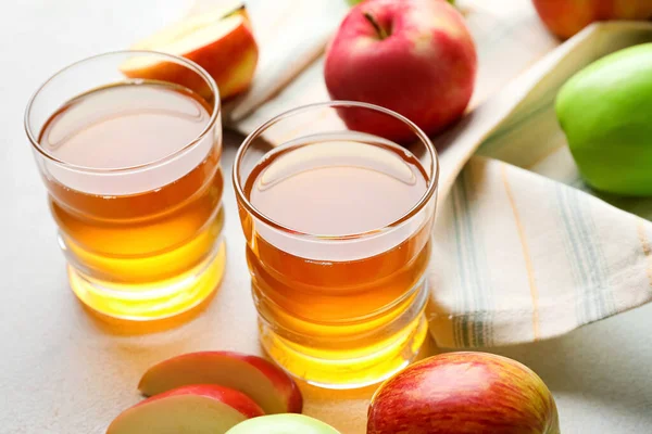 Vasos Zumo Manzana Frutas Frescas Sobre Fondo Claro — Foto de Stock