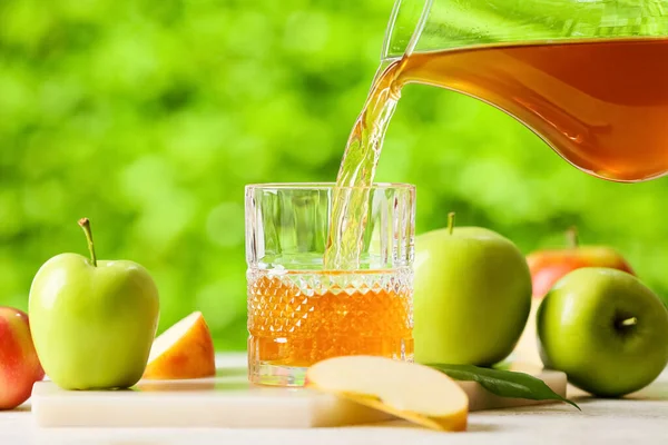 Verter Jugo Manzana Jarra Vaso Sobre Mesa Aire Libre — Foto de Stock