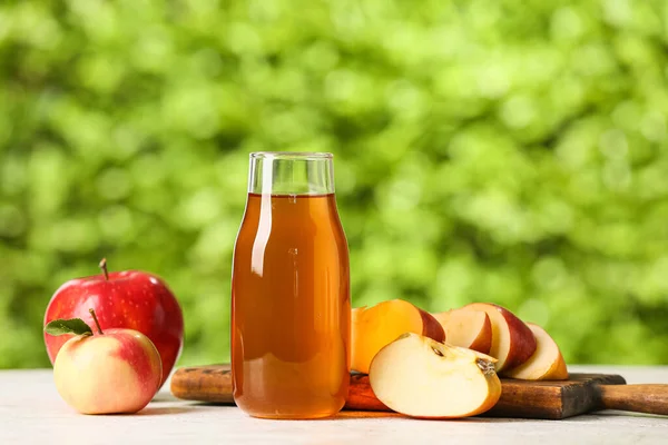 Eine Flasche Apfelsaft Und Frisches Obst Auf Dem Tisch Freien — Stockfoto