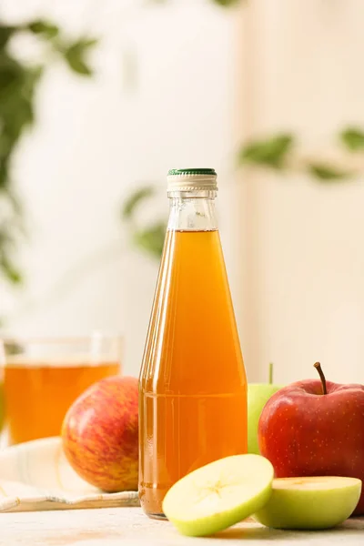 Sebotol Jus Apel Dan Buah Segar Atas Meja — Stok Foto