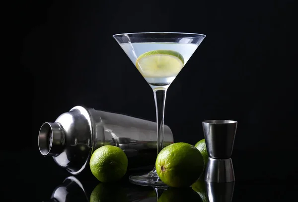 Glas Leckerer Margarita Cocktail Auf Dunklem Hintergrund — Stockfoto