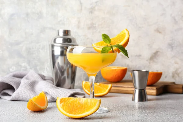 Egy Pohár Narancssárga Margarita Koktél Világos Alapon — Stock Fotó