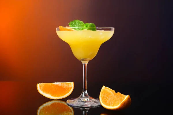 Glas Lekkere Oranje Margarita Cocktail Donkere Achtergrond — Stockfoto