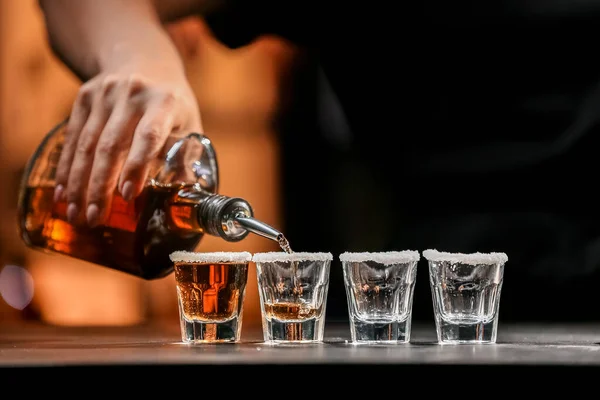 Bartender Menuangkan Tequila Lezat Dalam Gelas Meja Bar — Stok Foto