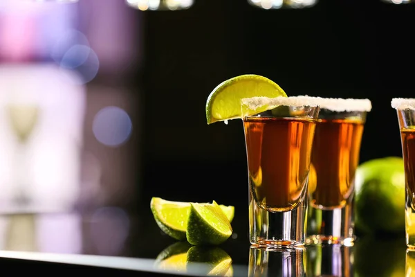 Tomas Tequila Sabroso Con Lima Mesa Bar — Foto de Stock