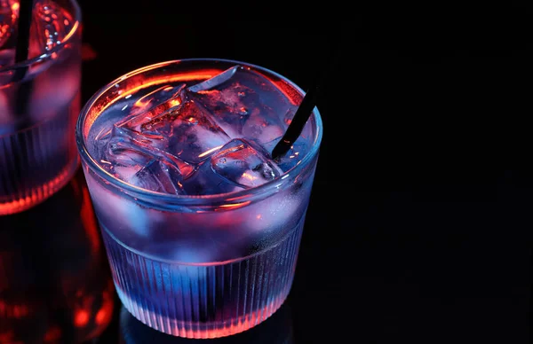 黒を基調としたブルーラグーンカクテルのグラス — ストック写真