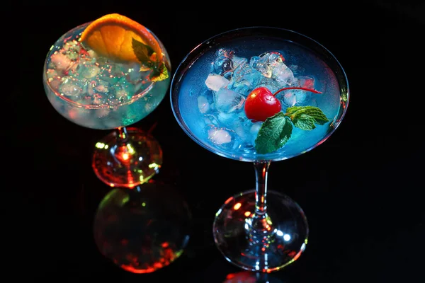 Bicchieri Blue Lagoon Cocktail Sfondo Scuro — Foto Stock