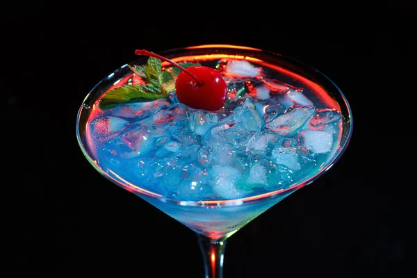 Bicchiere Blue Lagoon Cocktail Sfondo Scuro — Foto Stock