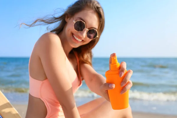 Beautiful Young Woman Applying Sunscreen Cream Sea Beach — Stock Photo, Image