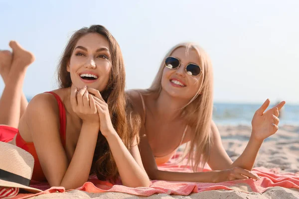 Schöne Junge Frauen Strand — Stockfoto