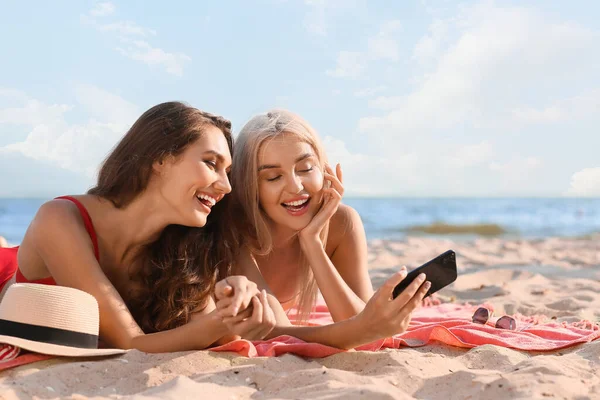 Schöne Junge Frauen Machen Selfie Strand — Stockfoto