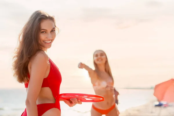 Beautiful Young Women Playing Frisbee Sea Beach — Stock Photo, Image