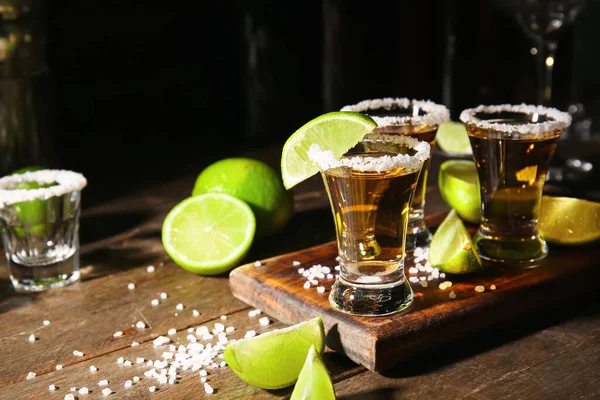 Colpi Tequila Gustosa Con Lime Sul Tavolo Nel Bar — Foto Stock