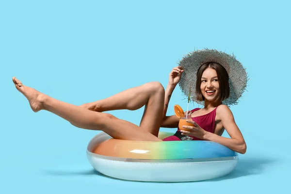 Junge Frau Mit Cocktail Und Aufblasbarem Ring Auf Farbigem Hintergrund — Stockfoto