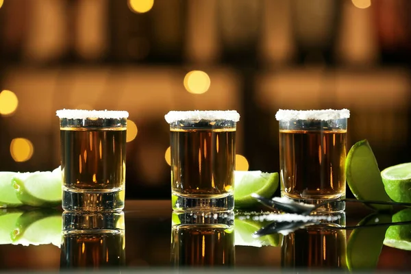 Tomas Tequila Sabroso Con Lima Sobre Mesa Sobre Fondo Borroso — Foto de Stock