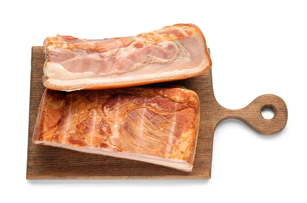 Placa Madeira Com Bacon Defumado Saboroso Fundo Branco — Fotografia de Stock