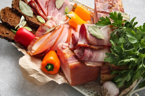 훈제된 맛있는 베이컨 과밝은 배경의 야채와 클로즈업 — 스톡 사진