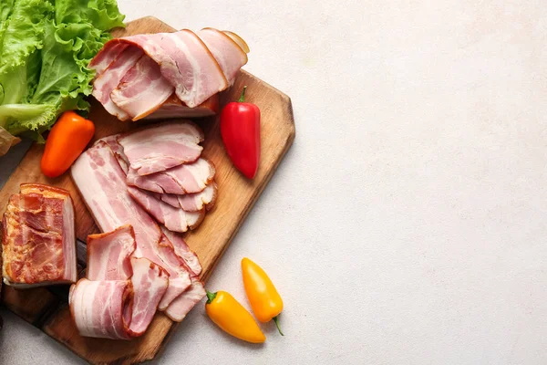 Holzbrett Mit Schmackhaftem Geräuchertem Speck Und Frischem Gemüse Auf Hellem — Stockfoto