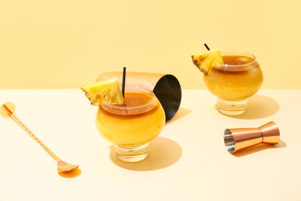 Bril Van Smakelijke Mai Tai Cocktail Kleur Achtergrond — Stockfoto