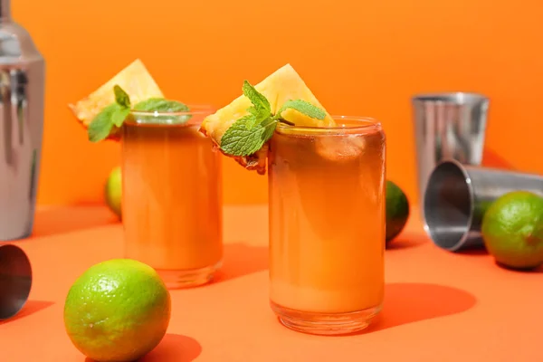 Bicchieri Cocktail Mai Tai Gustoso Sfondo Colore — Foto Stock